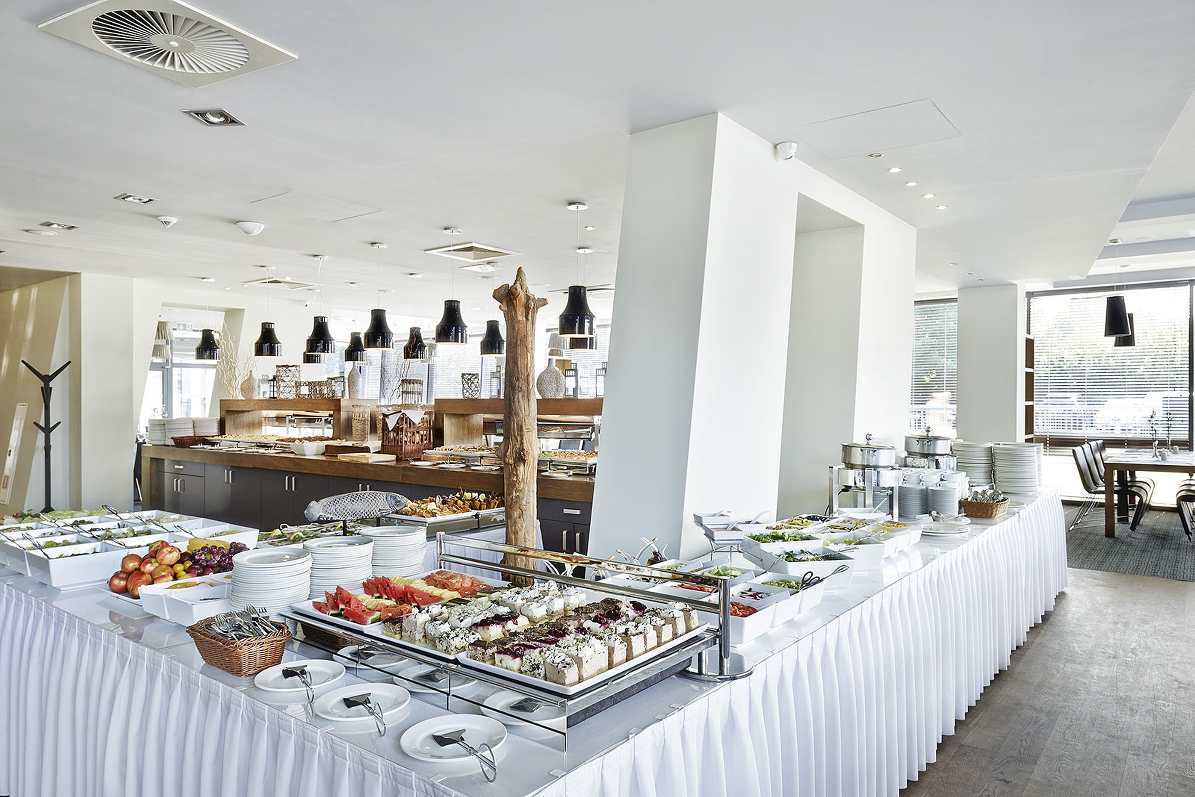 Marine Hotel By Zdrojowa Kołobrzeg Exterior foto A buffet at a hotel