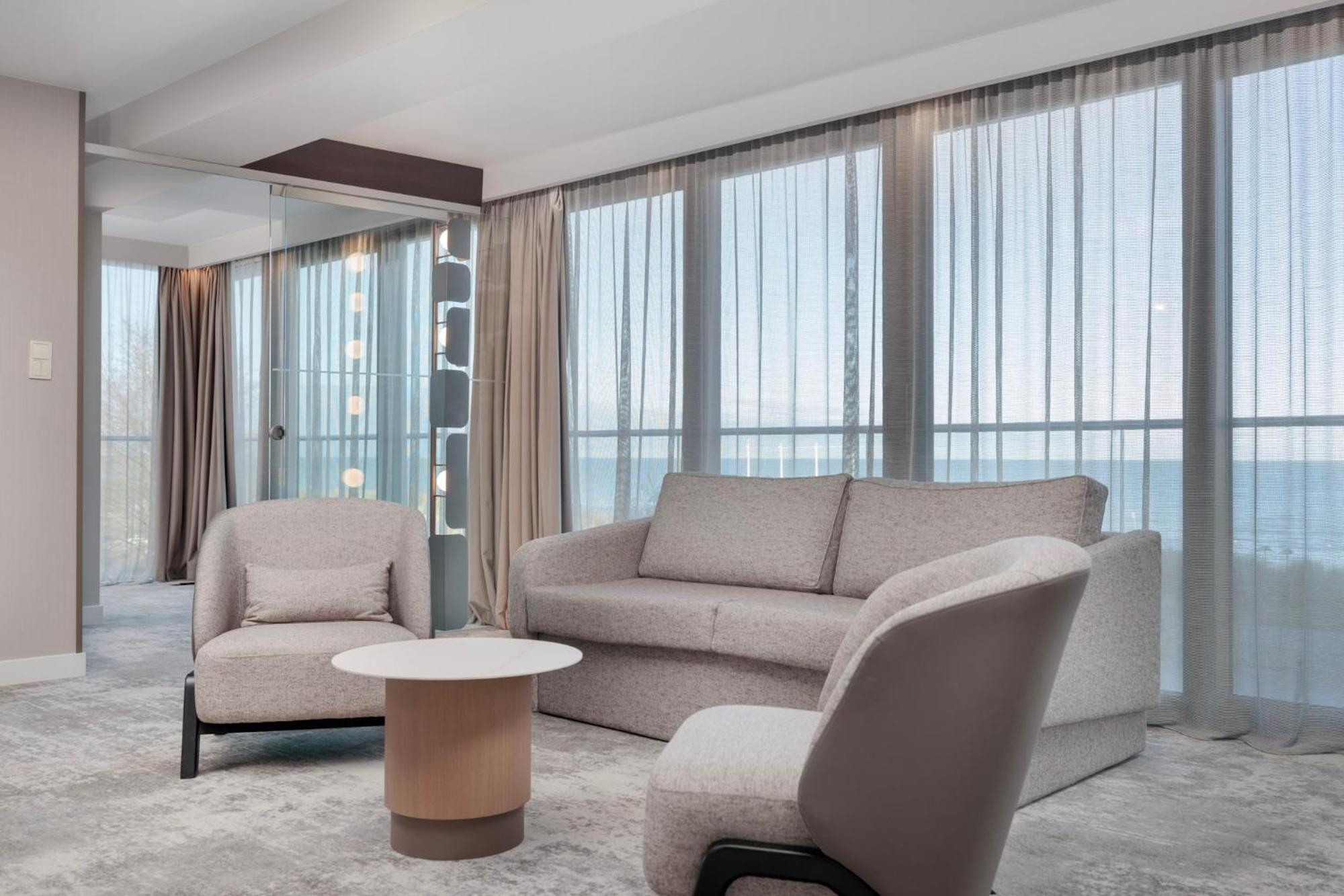 Marine Hotel By Zdrojowa Kołobrzeg Exterior foto A living room in a suite at the Ritz-Carlton, DIFC